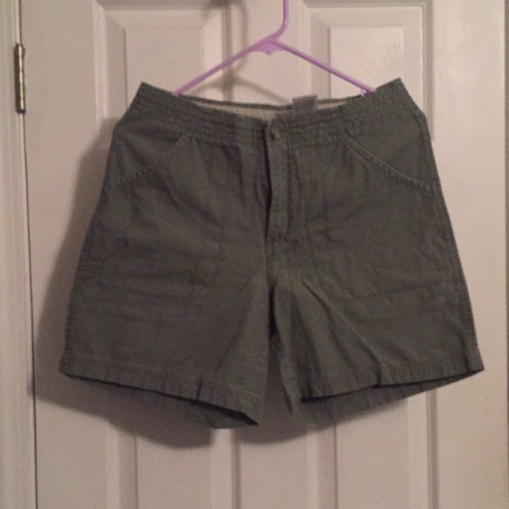 SOLD Hiking shorts - Picture 2 of 4